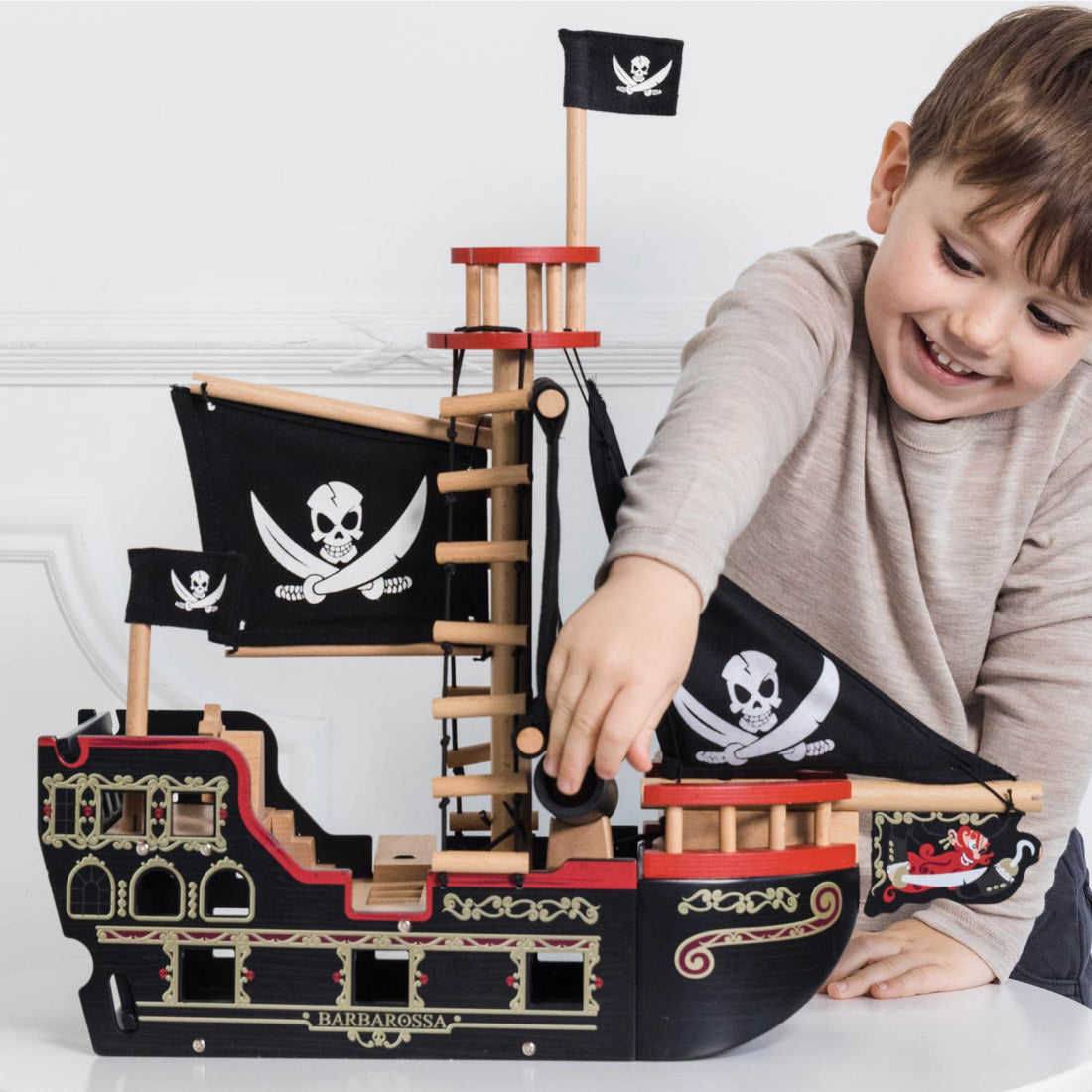 Le Toy Van Barbarossa Pirate Ship & Characters
